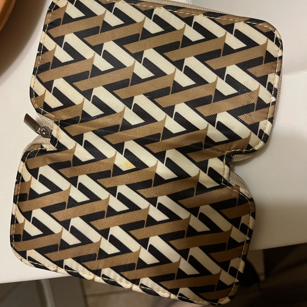 makeup pouch holder